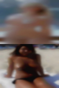 Sexy woman club showing pussy!
